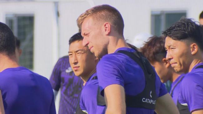 赞佩里尼（杰克·奥康奈尔 Jack OConnell 饰）是一名长跑活动员，他酷爱这项活动，而且有幸加入了1936年的柏林奥运会。1939年，第二次世界年夜战爆发，迟疑满志的赞佩里尼插手戎行，为故国报效，他成了一位空军投弹手。一次使命中，一场不测让赞佩里尼所驾驶的战役机于海上坠毁，他和战友们在一艘小小的救生筏上渡过了艰辛而又漫长的47天，但是，当他们获救之时，恶梦才方才起头。赞佩里尼成了敌对国日本的俘虏，而且在集中营里结识了名叫渡边睦弘（石原贵雅 饰）的军官，在这里，赞佩里尼蒙受到了非人的熬煎和鞭挞，虽然幸存，但这一段履历在他的心灵上留下了不成磨灭的伤痕。战争竣事了，可赞佩里尼的恶梦并没有终结。